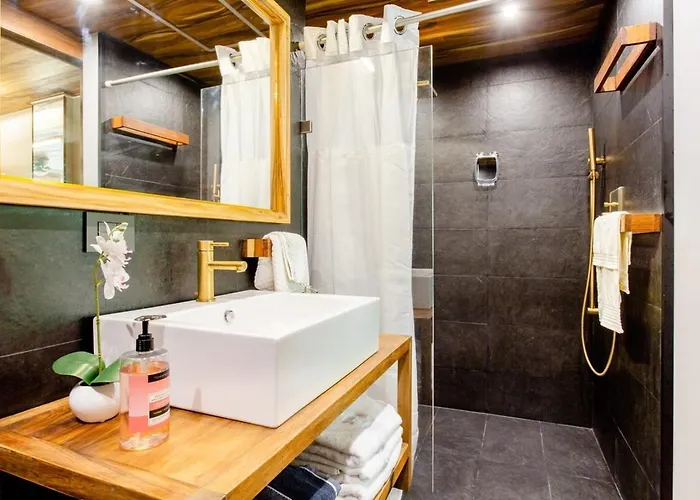 Location! Steps To Balcony 38st Art Expo Apartment *